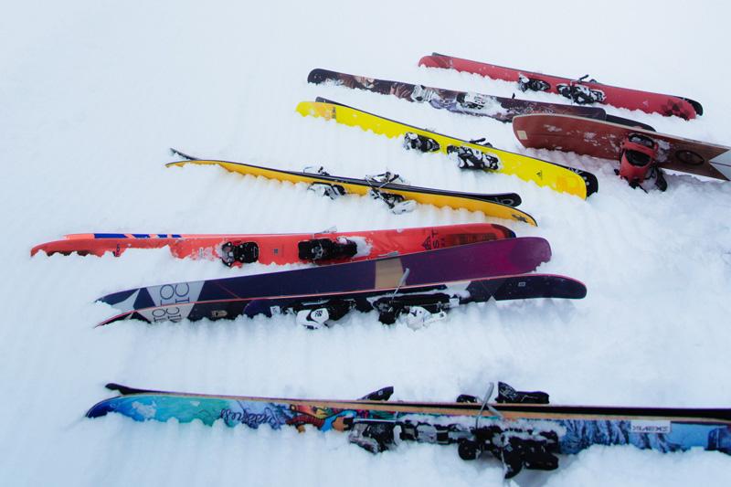 Skier liegen im Schnee auf Sprachreise Schweiz