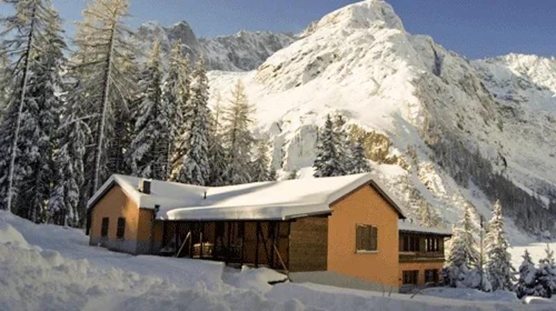 Die Unterkunft der Sprachreise Schweiz liegt direkt vor den Bergen im Schnee