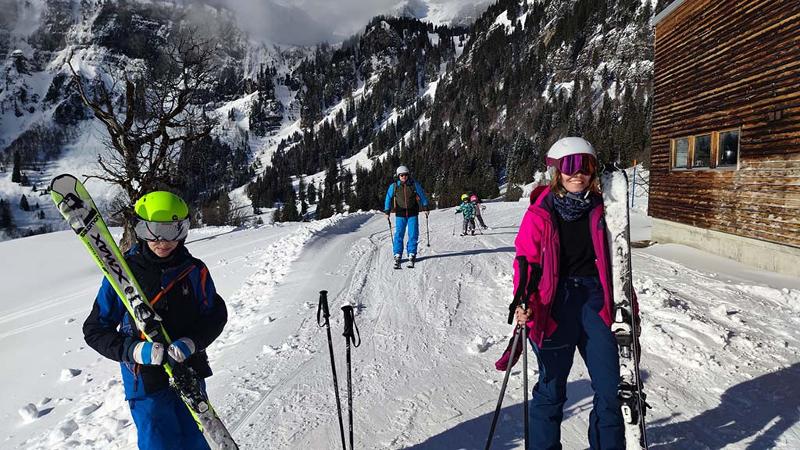 In den Winterferien Mü sieht man eine winterliche Landschaft