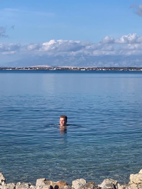 Ein Junge der Jugendreise Hamburg sitzt im Wasser