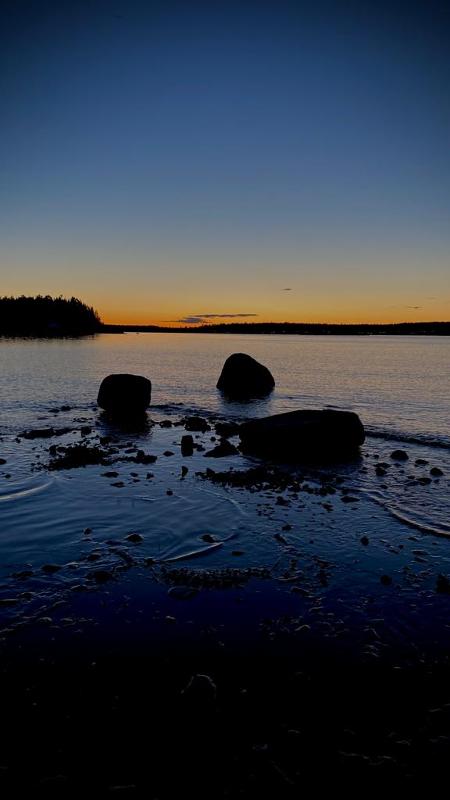 Am Abend legt die Sonne sich auf Jugendreise über der ruhigen Seelandschaft