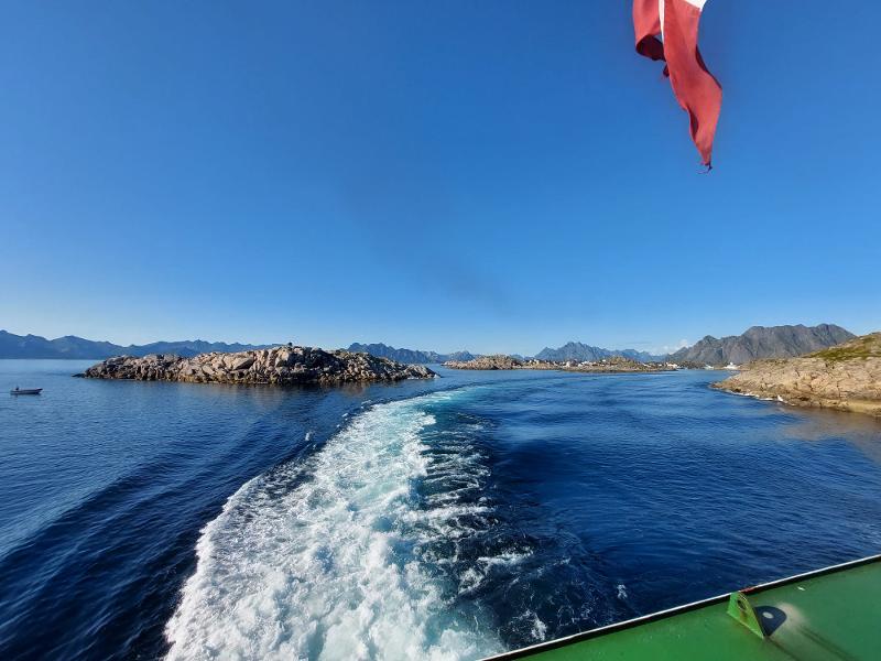 Das Boot fährt durch die Seenlandschaft Skandinaviens auf Jugendreise