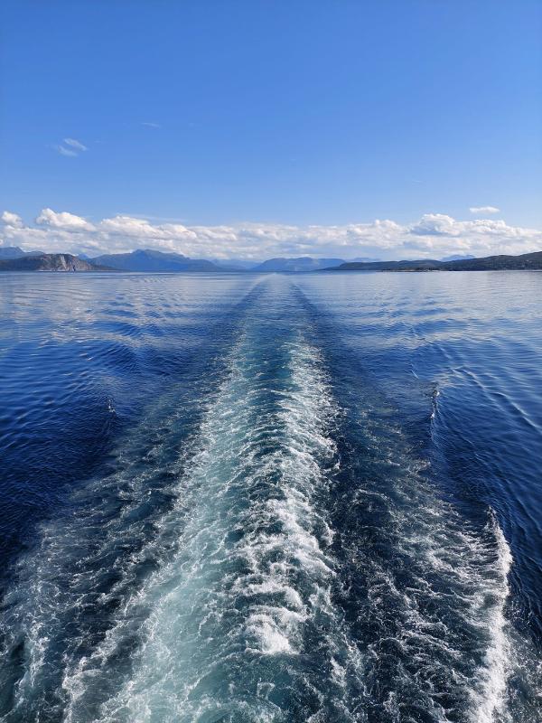 Der Meer zeigt die Spur, welche ein Boot auf Jugendreise im Wasser hinterlassen hat