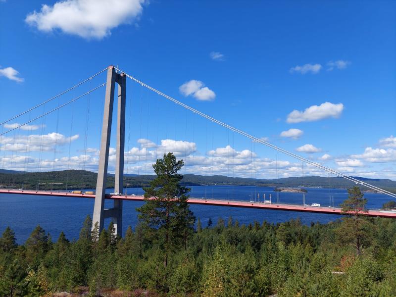 Eine lange Brücke verläuft während Jugendreise über einen breiten See