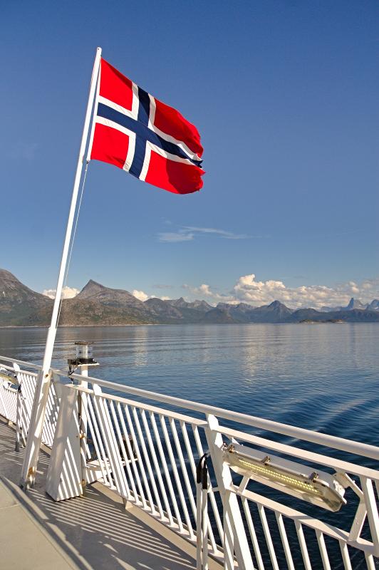 Eine Flagge weht während der Jugendreise im Wind