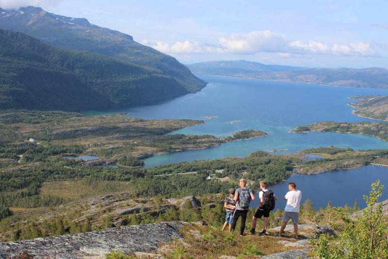 Eine Gruppe von Teilnehmern der Jugendreise steht auf einem Berg