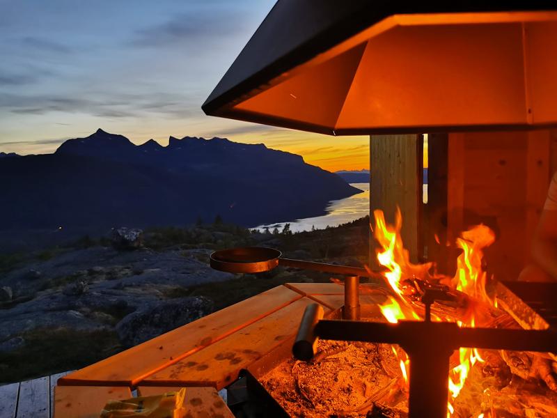 Auf der Hütte der Jugendreise wird ein Feuer entfacht