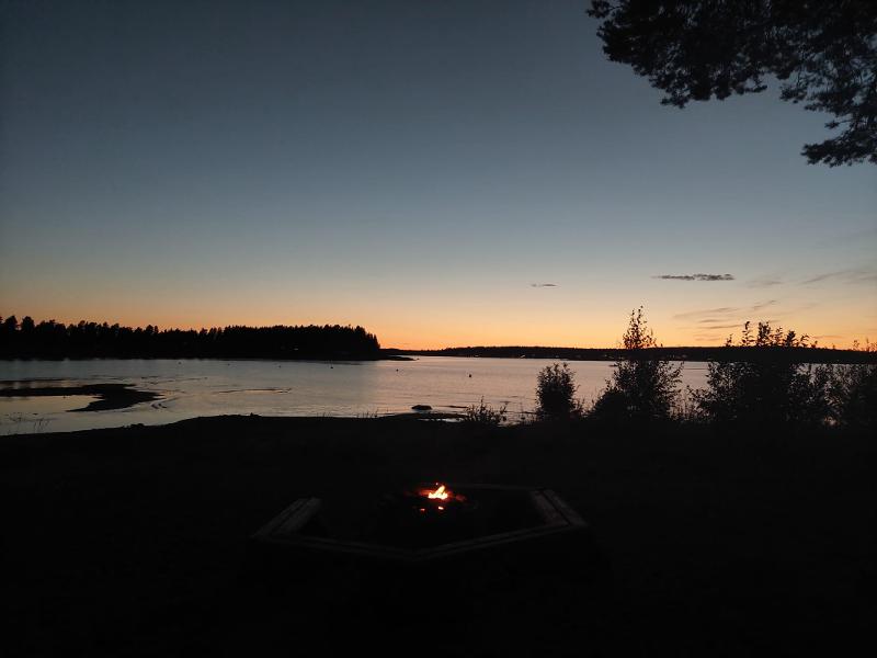 Abends veranstalten die Teilnehmer der Jugendreise ein Lagerfeuer