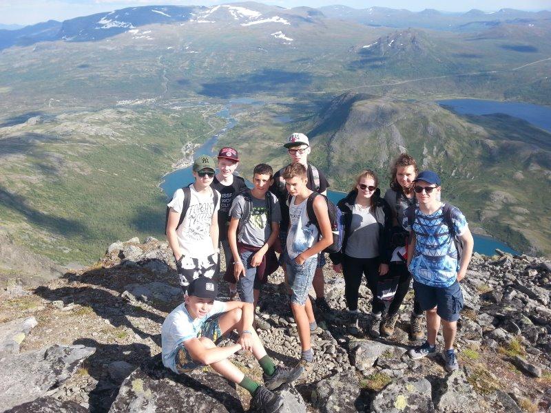I ragazzi si scattano una foto di gruppo in montagna