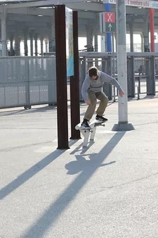 Ein Junge springt mit seinem Skateboard bei einer Jugendreise Callela
