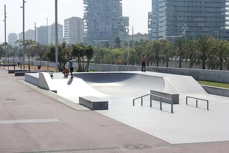 Ansicht eines Skateboard-Parks bei einer Jugendreise Calella