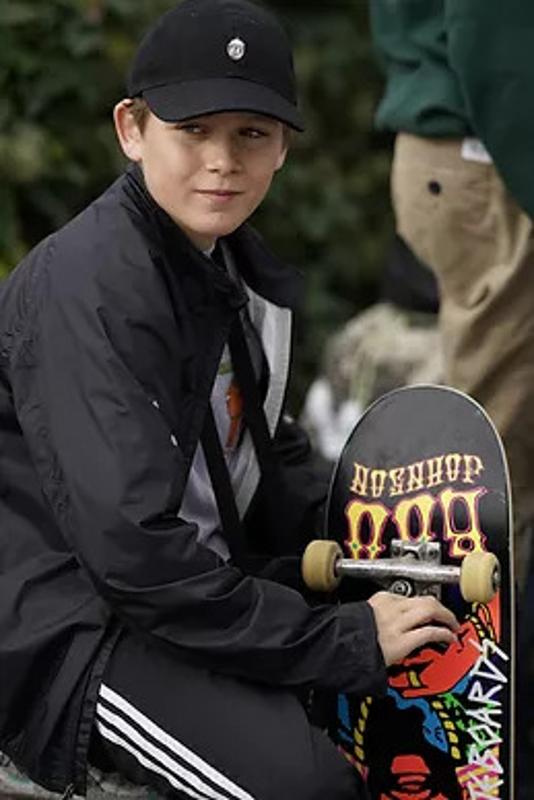 Ein Teilnehmer der Jugendreise Calella hält sein Skateboard in die Kamera