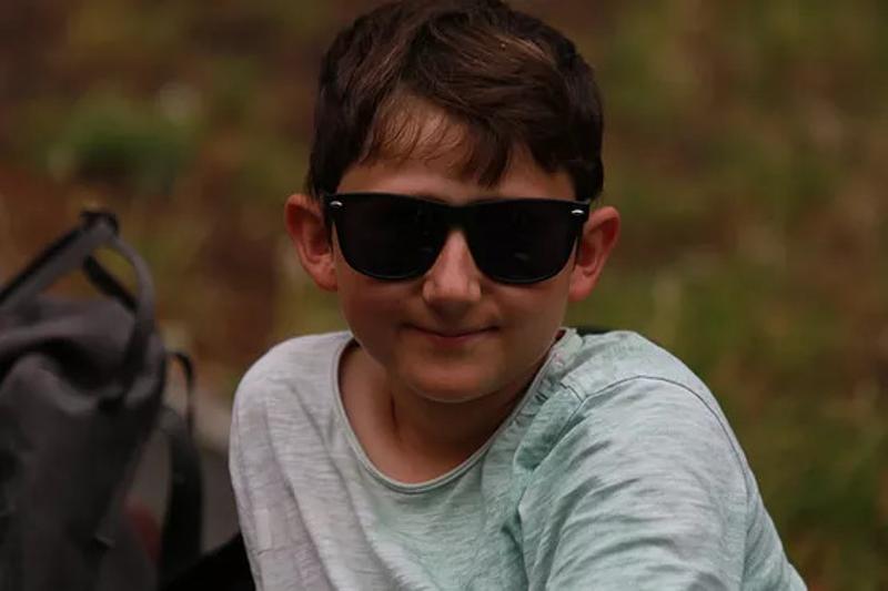 Ein Junge trägt bei seiner Jugendreise Calella eine Sonnenbrille