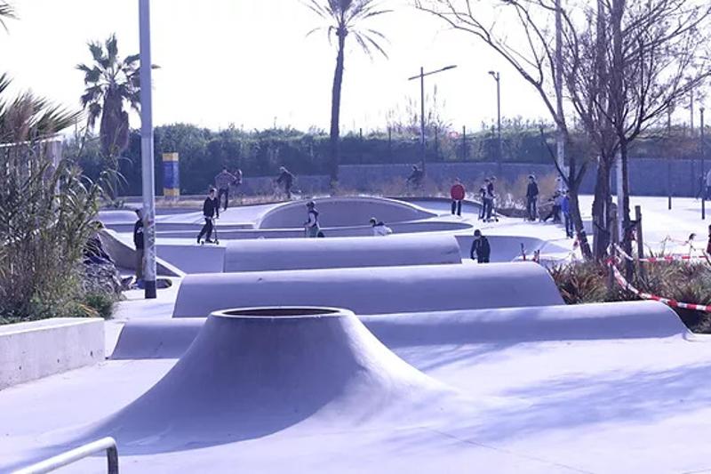 Ein Skatepark mit welligen Hindernissen bei einer Jugendreise Calella