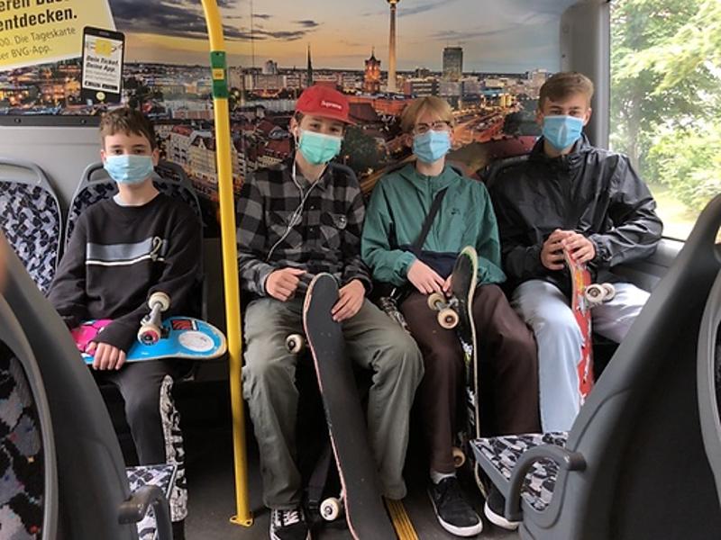 Teilnehmer sitzen in ihren Berlin Herbstferien in einem Bus