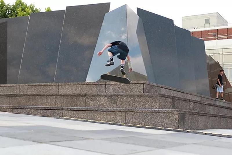 Ein Teilnehmer bei Berlin Herbstferien springt mit seinem Skateboard von einer Treppe