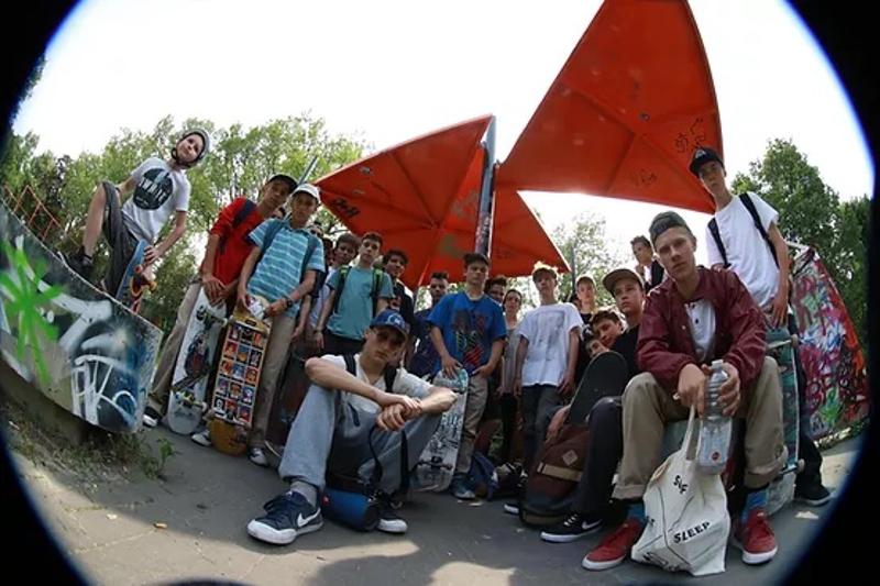 Gruppenfoto mit Skateboards in den Berlin Herbstferien
