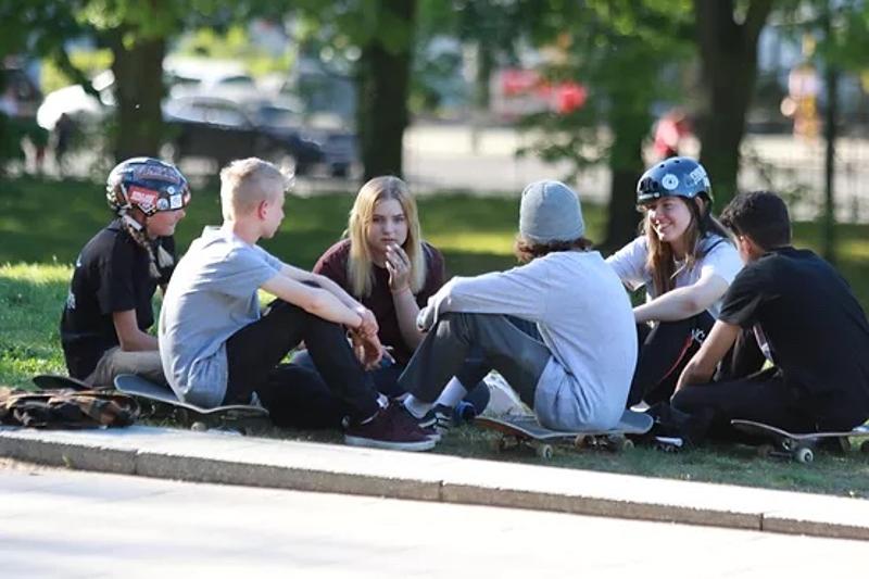 Eine Gruppe sitzt in ihren Berlin Herbstferien zusammen und unterhalten sich