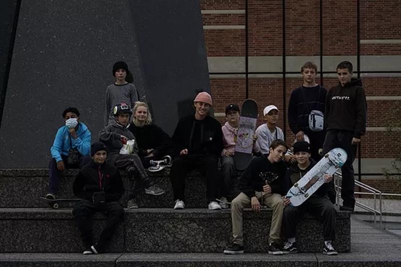 Mädchen und Jungs sind in ihren Berlin Herbstferien mit Skateboards unterwegs