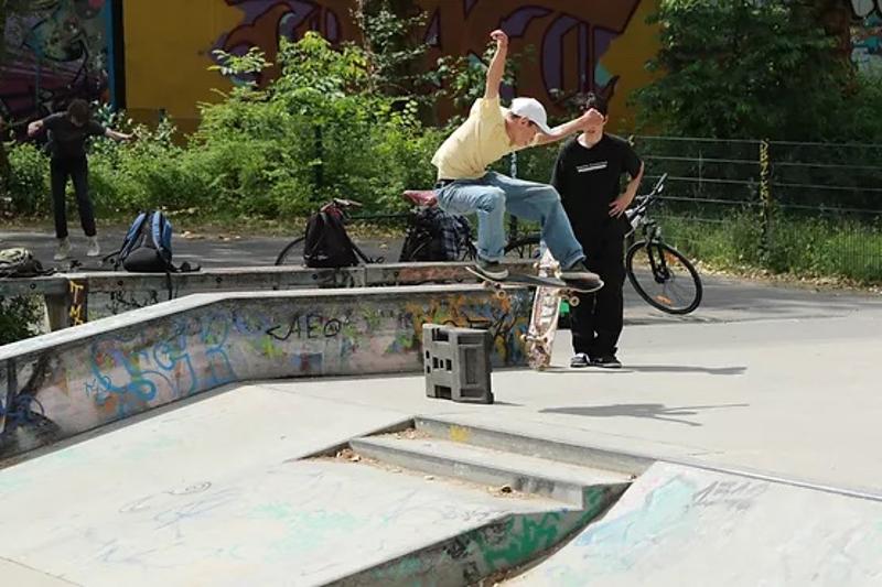 Ein Teilnehmer von Berlin Herbstferien macht einen Stunt