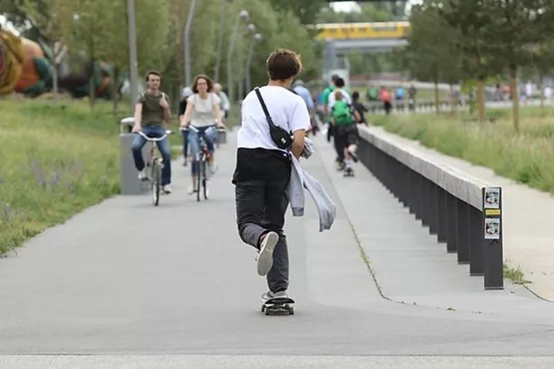 Skaten auf den Straßen in den Berlin Herbstferien 