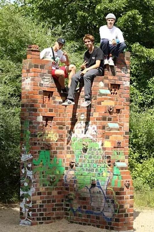 Teilnehmer von Berlin Herbstferien sind auf eine Backsteinmauer geklettert