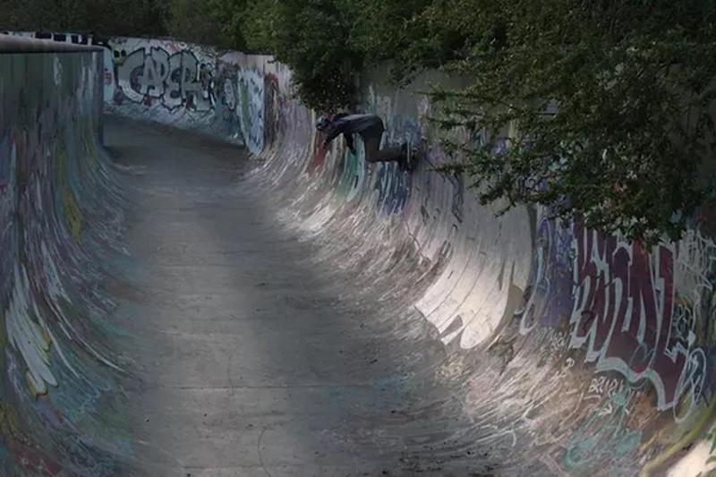Ein Skater in den Berlin Herbstferien in einem Skatertunnel