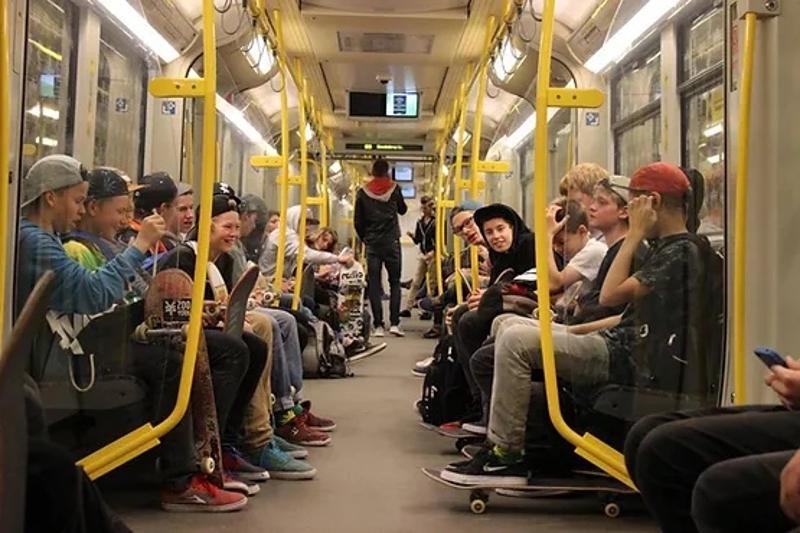Teilnehmer von  Berlin Herbstferien fahren U-Bahn