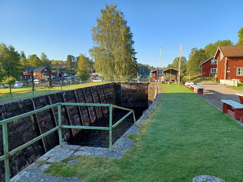 Das kleine Feriendorf der Ferienbetreuung grenzt an einen Fluss