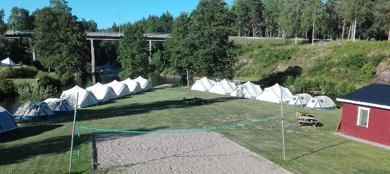 Im Camp der Teilnehmer der Ferienbetreuung ist ein Beachvolleyballfeld