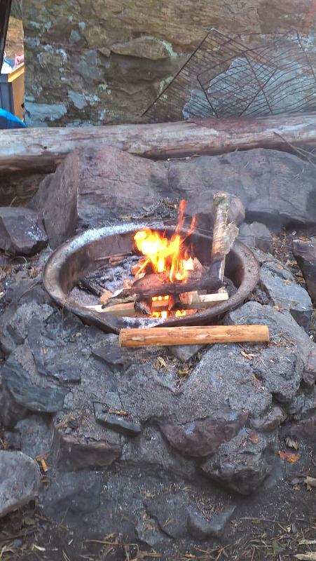 Ein kleines Lagerfeuer brennt während der Ferienbetreuung