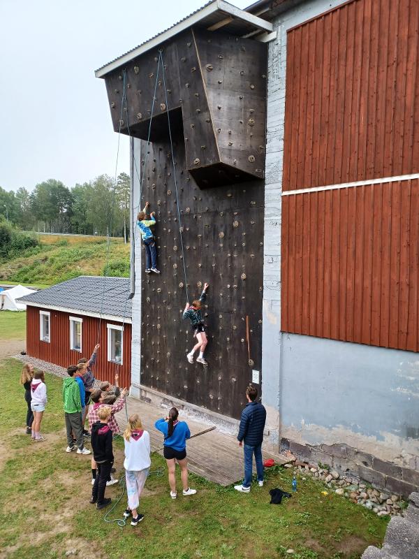 Am Haus der Unterkunft der Ferienbetreuung ist eine Kletterwand, die von den Kindern genutzt wird
