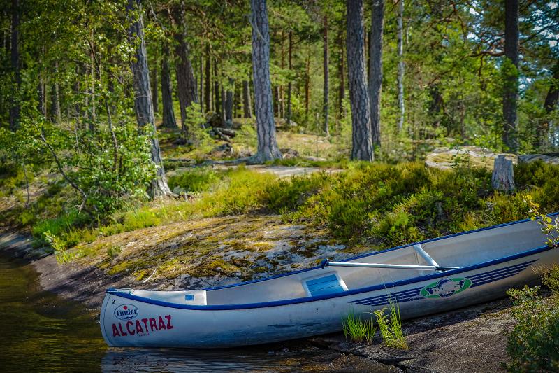 Ein Kanu liegt während der Trekkingtour Schweden nah am Wasser