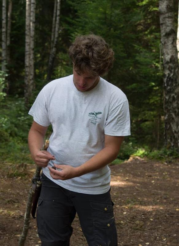 Ein Junge aus dem Abenteuercamp steht im Wald