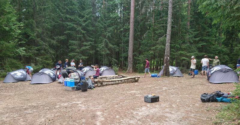Das Camp der Teilnehmer der Ferienbetreuung liegt auf einer Waldlichtung