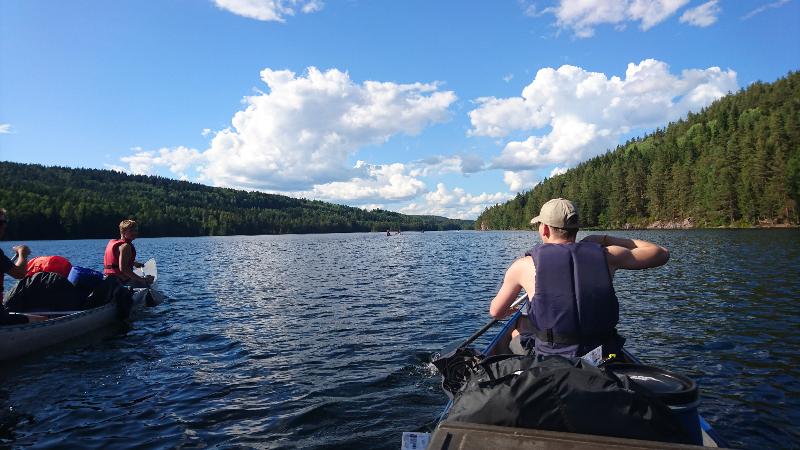 Die Teilnehmer der Ferienbetreuung paddeln mit Kanu durch die Wildnis in Schweden