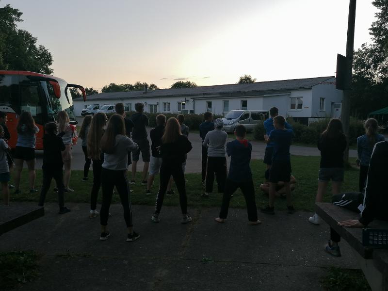 Kinder stehen als Gruppe