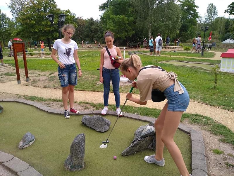 Kinder der Ferienfreizeit Trier spielen Minigolf