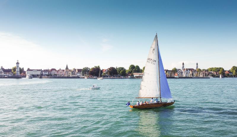 Ein Boot schippert während der Sprachreise über den Bodensee