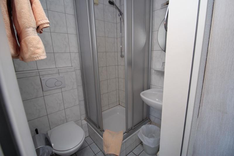 Das kleine Bad auf Sprachreise Deutsch enthält eine Dusche sowie ein WC und Waschbecken