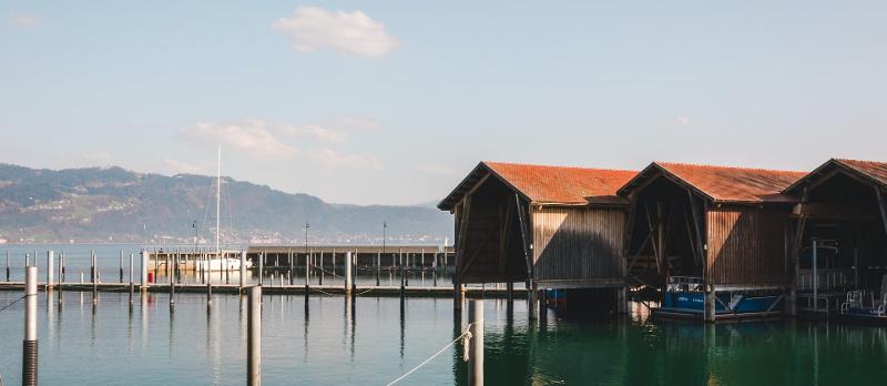 Ein paar Hütten stehen während der Schülersprachreise im Wasser auf Stelzen