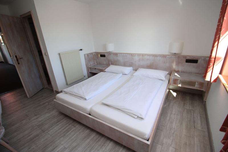 Bei einer Sprachreise Deutschland übernachtet ihr in einem Zimmer mit Doppelbett