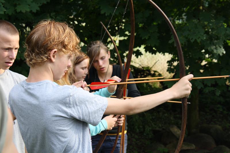 Kinder bereiten sich auf das Bogenschießen im Outdoor Camp vor
