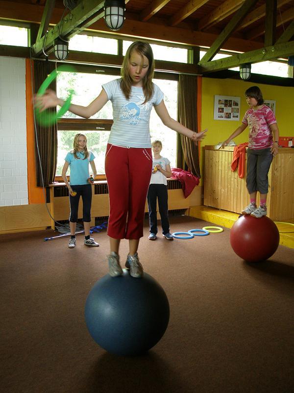 Im Sportlager gibt es tolle Gymnastik Geräte
