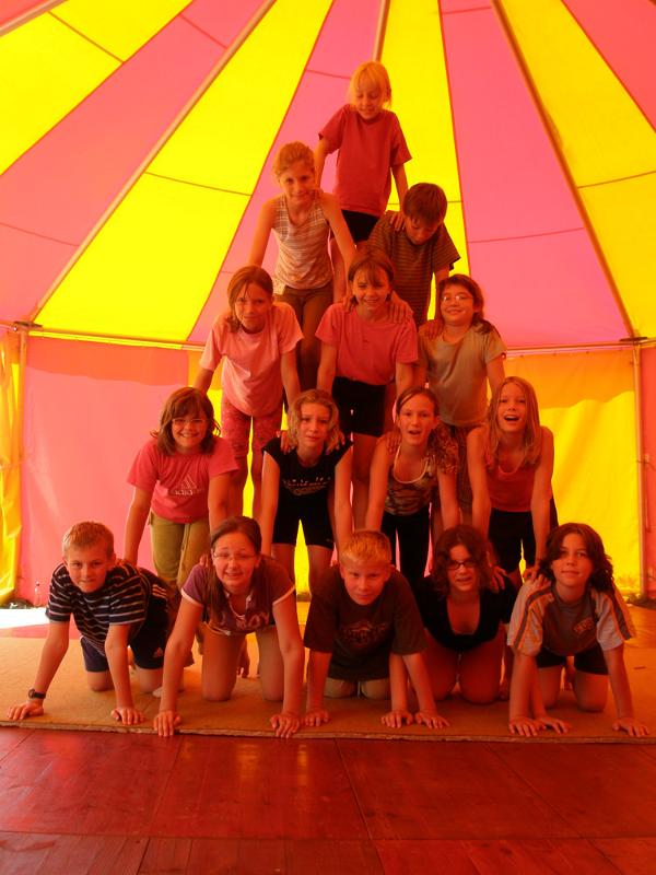 In der Ferien-Betreuung machen Kinder eine Pyramide
