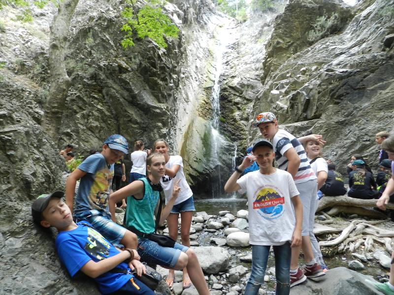 Teilnehmer der Jugendreise Sommerferien stehen vor einem Wasserfall