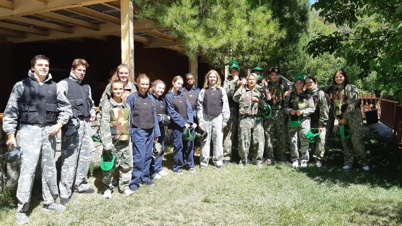 Teilnehmer der Jugendreise Sommerferien spielen Paintball