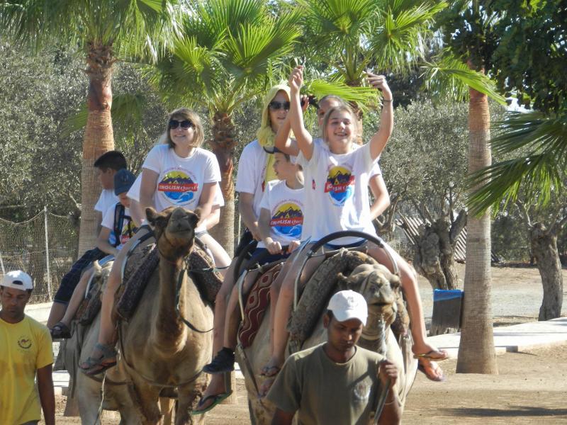 Teilnehmer der Jugendreise Sommer reiten auf Kamelen