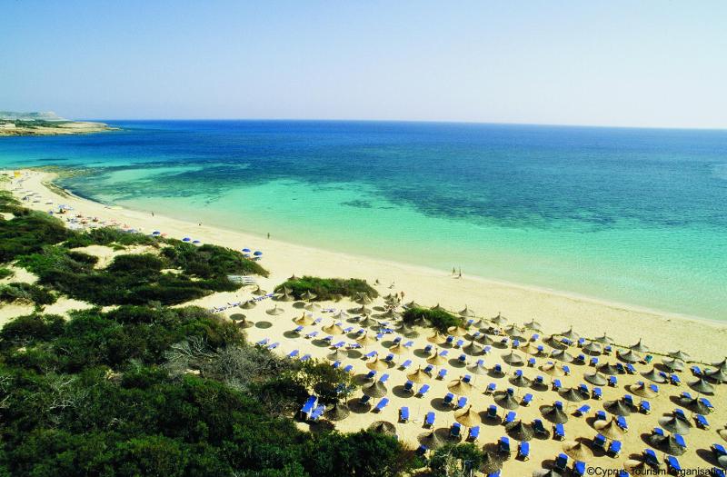 Sonnenliegen stehen am Strand auf Jugendreise Sommer