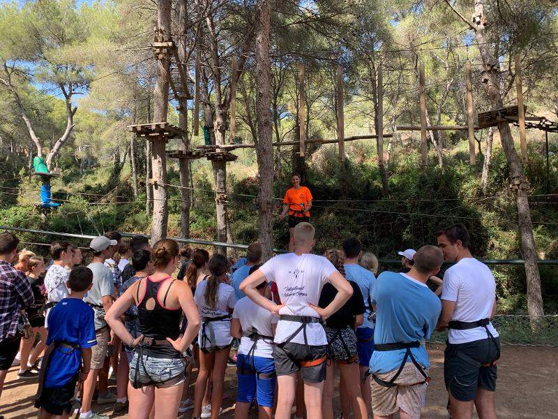 Teilnehmer der Schülersprachreise Spanien gehen klettern